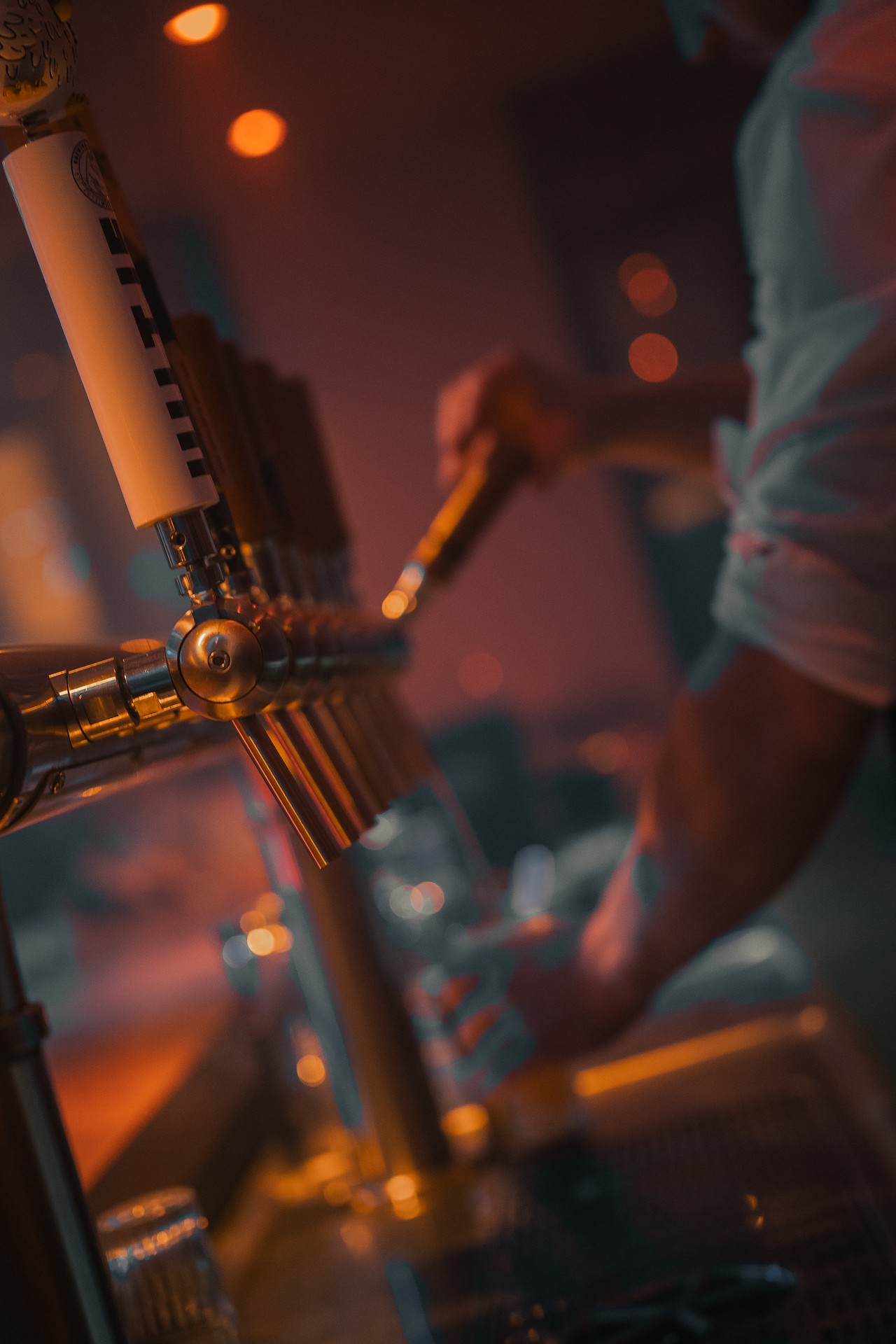 Barman tapt een biertje aan de tapinstallatie van Bar Lardo